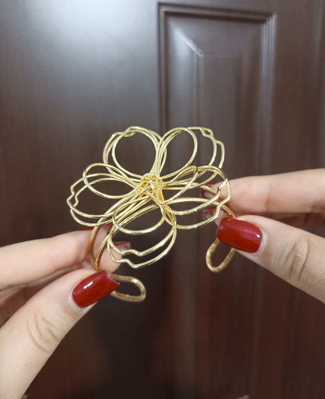 بنگل زنانه طلایی با طراحی گل