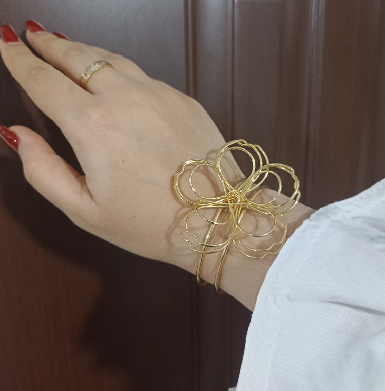 بنگل زنانه طلایی با طراحی گل