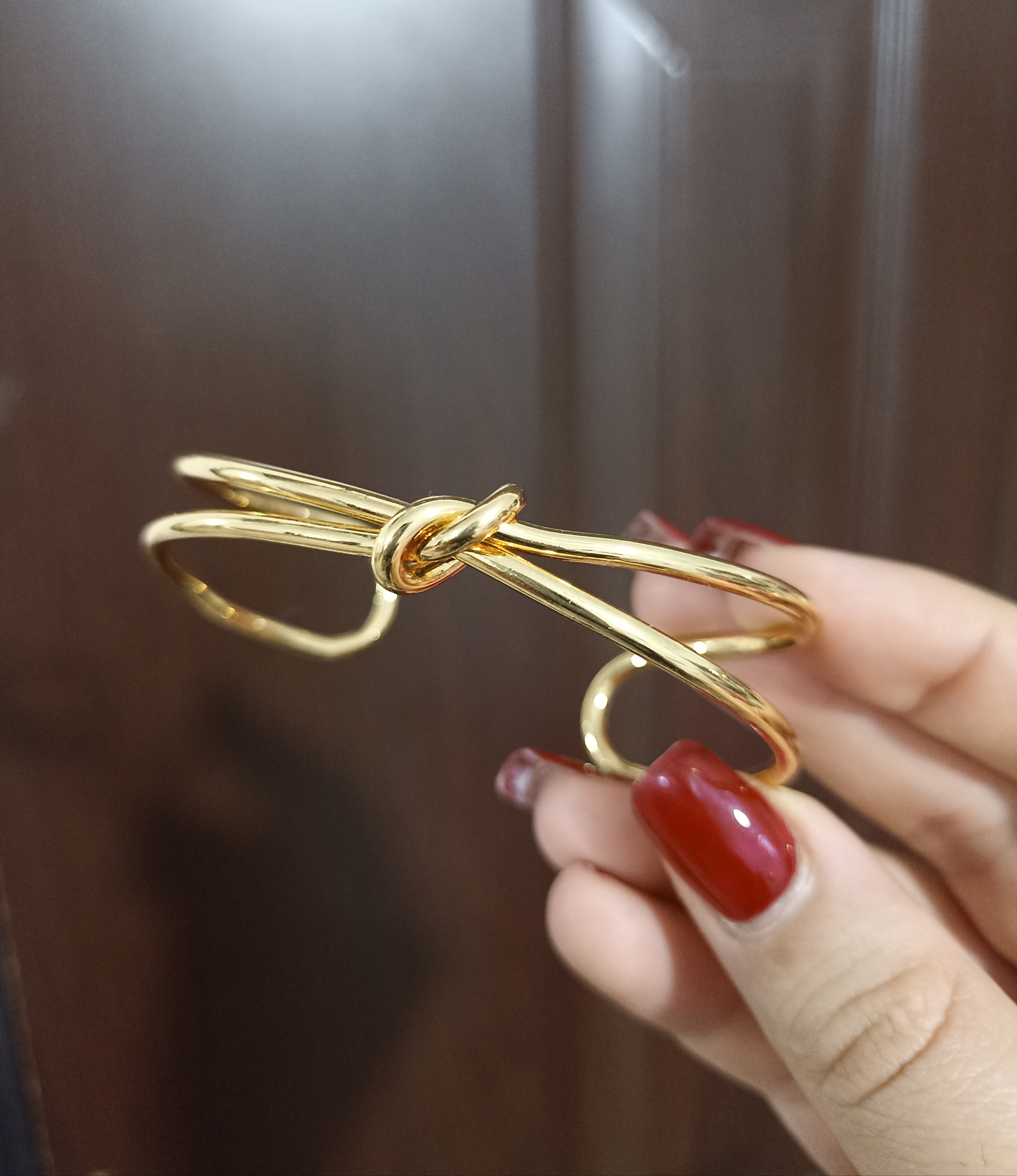 بنگل زنانه طرح گره رنگ طلایی